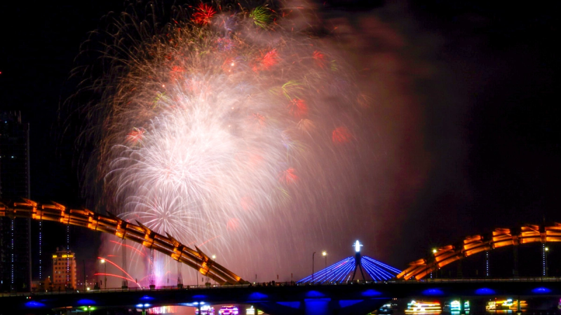 Pháo hoa rực sáng mừng ngày 'sắp xếp lại giang sơn'