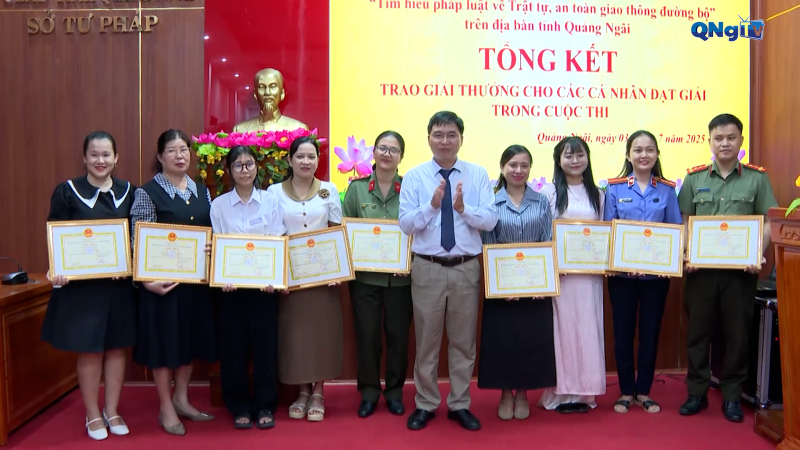 Trao giải Cuộc thi trực tuyến tìm hiểu pháp luật về trật tự, an toàn giao thông