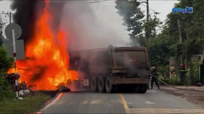 02 xe đầu kéo bốc cháy dữ dội sau va chạm