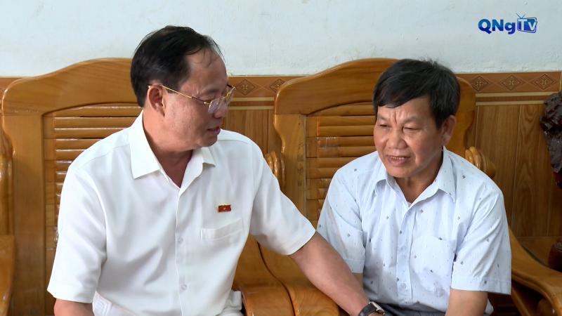 Phó Chủ tịch Quốc hội Trần Quang Phương thăm, tặng quà người có công với cách mạng tại phường Kon Tum, tỉnh Quảng Ngãi