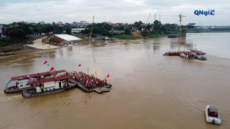 Vận hành lại phà quân sự tại khu vực cầu Phong Châu
