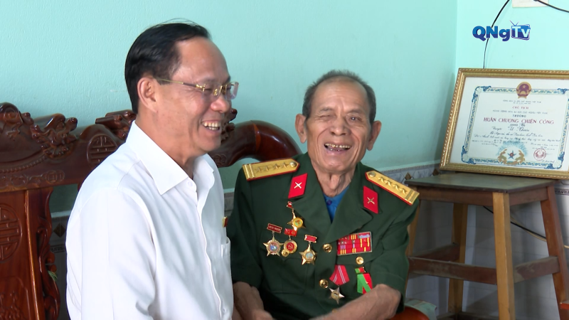 Phó Chủ tịch Quốc hội Trần Quang Phương thăm, tặng quà người có công tại phường Kon Tum