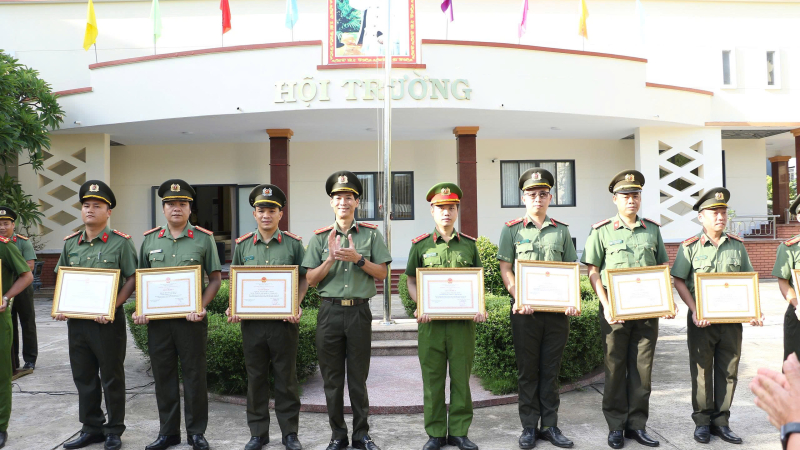 Khen thưởng tập thể, cá nhân có thành tích xuất sắc trong đấu tranh chuyên án