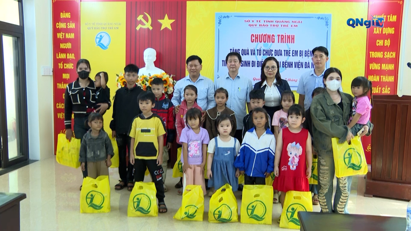 Đưa 15 trẻ em bị tim bẩm sinh đi phẫu thuật miễn phí