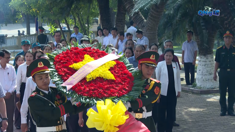 Phó Chủ tịch Quốc hội Trần Quang Phương viếng Nghĩa trang liệt sĩ núi Thiên Bút