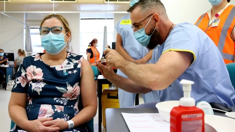 Giới chuyên gia Australia khuyến khích tiêm vắc xin ngừa COVID-19 định kỳ