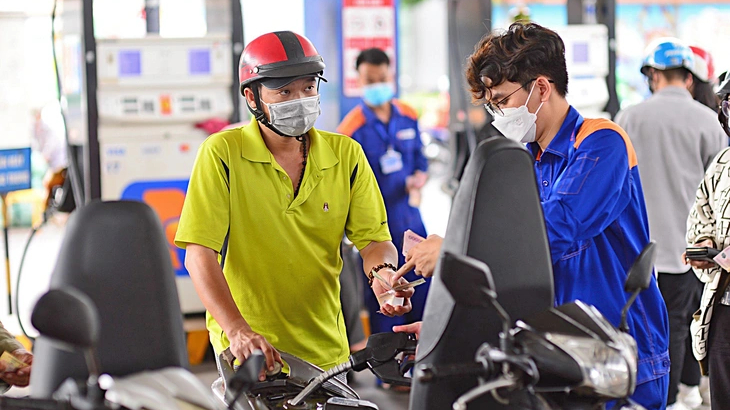 Giá xăng dầu đồng loạt giảm, RON 95 rời mốc 20.000 đồng/lít