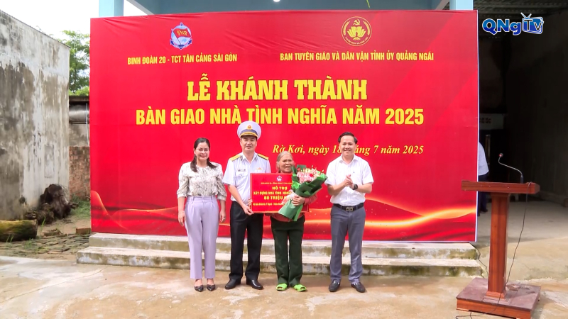 Thăm, tặng quà, hỗ trợ nhà tình nghĩa cho người có công cách mạng