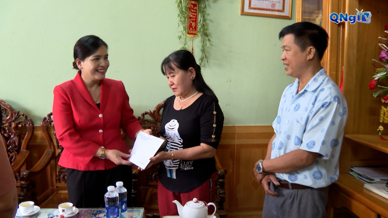 Phó Chủ tịch Thường trực UBND tỉnh thăm, tặng quà các gia đình chính sách 