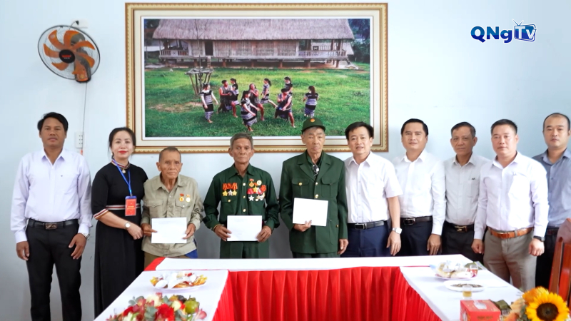 Phó Chủ tịch Thường trực HĐND tỉnh tặng quà gia đình chính sách tại xã Đặng Thùy Trâm