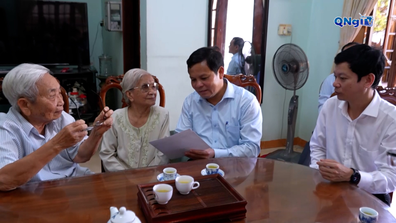 Phó Bí thư Tỉnh ủy, Chủ tịch HĐND tỉnh Nguyễn Đức Tuy thăm, tặng quà các gia đình chính sách