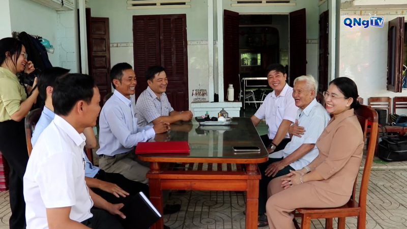 Trưởng Ban Nội chính Tỉnh ủy Trương Thị Linh thăm gia đình chính sách xã Thiện Tín