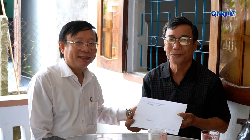 Trưởng Ban Quản lý khu kinh tế Dung Quất và các khu công nghiệp Quảng Ngãi thăm các gia đình chính sách