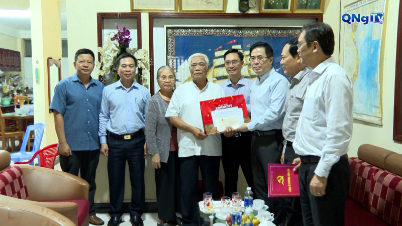  Chủ tịch UBND tỉnh thăm, tặng quà các gia đình chính sách