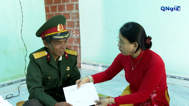 Trưởng Ban Nội chính Tỉnh ủy thăm, tặng quà gia đình người có công