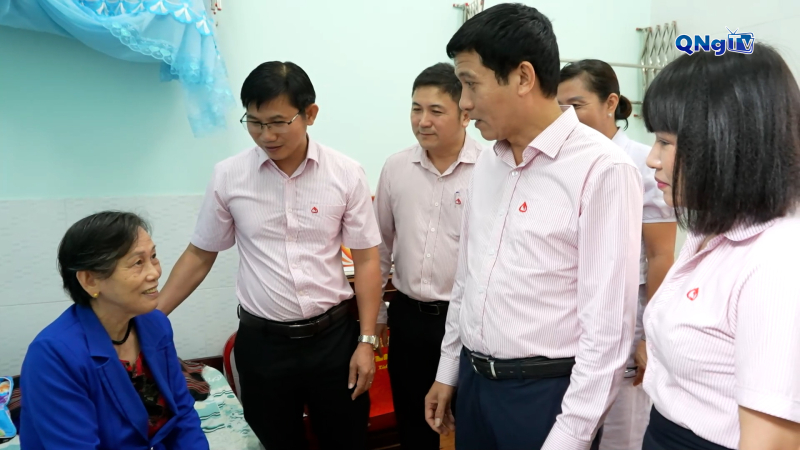 Chi nhánh Ngân hàng Chính sách Xã hội tỉnh thăm, tặng quà tại Trung tâm Điều dưỡng Người có công tỉnh Quảng Ngãi