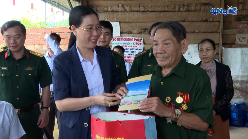 Lãnh đạo tỉnh thăm, tặng quà gia đình có công với cách mạng tại Ia Tơi và Mô Rai