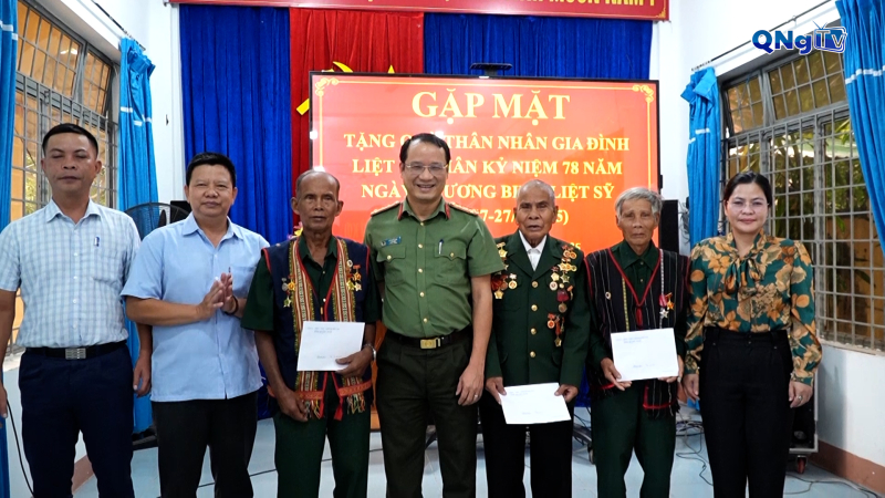 Lãnh đạo công an tỉnh thăm, tặng quà gia đình người có công ở các xã biên giới