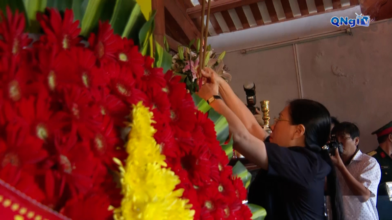 Lãnh đạo tỉnh dâng hương tại Đền tưởng niệm Liệt sĩ Trường Sơn