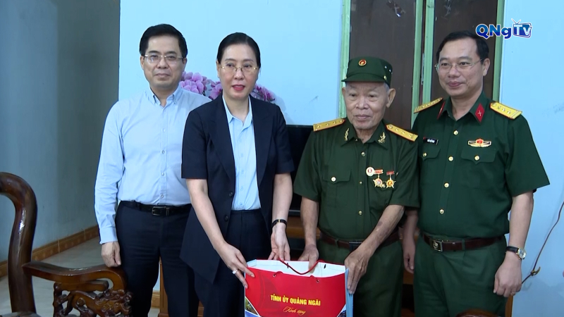 Lãnh đạo tỉnh thăm, tặng quà gia đình chính sách các xã phía Tây tỉnh Quảng Ngãi