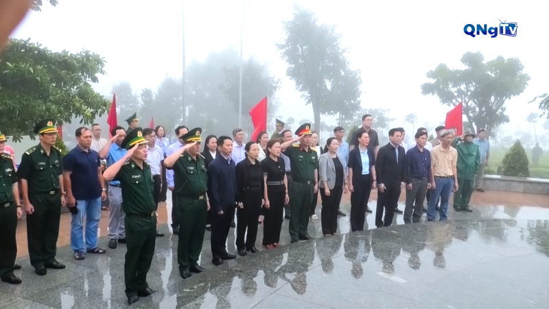 Lãnh đạo tỉnh thực hiện nghi thức chào cờ ở Cột mốc ba biên