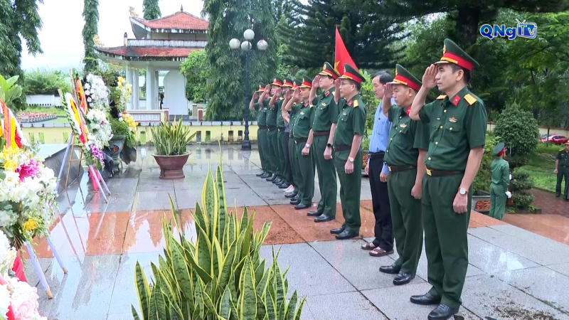 Bộ Tư lệnh Quân đoàn 34 dâng hoa tại Di tích Điểm cao 1049