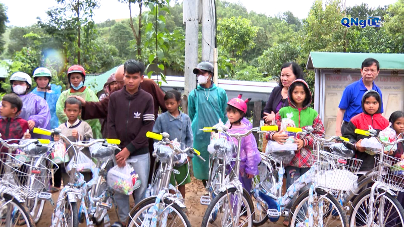 Trao tặng xe đạp và quà cho học sinh và gia đình có hoàn cảnh khó khăn