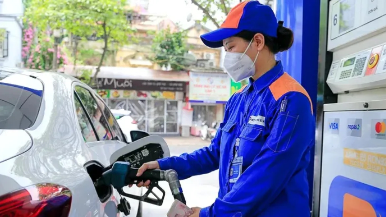 Giá xăng bật tăng trở lại 