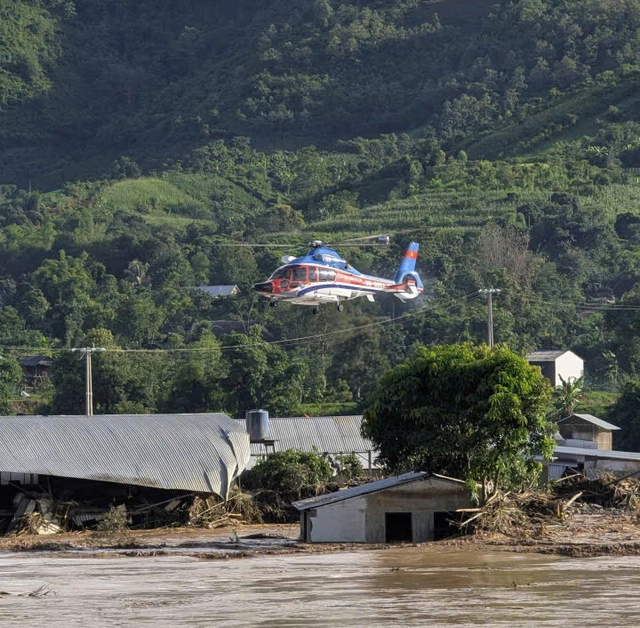 Trực thăng cứu hộ, cứu nạn mưa lũ ở Sơn La. Ảnh: T.T.