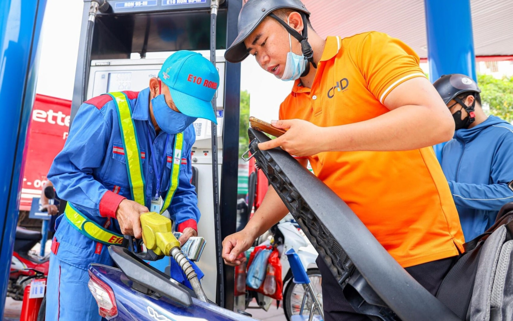 Khách hàng đổ xăng sinh học E10