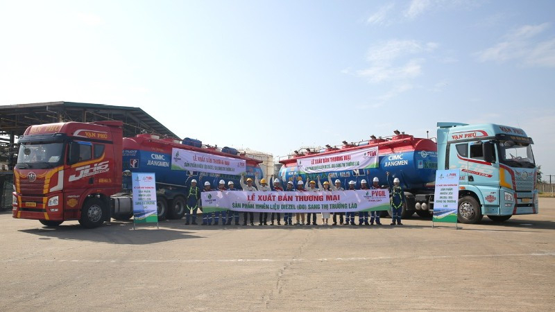 Lãnh đạo BSR và PVOILchào mừng xuất khẩu những lô dầu DO đầu tiên sang thị trường Lào.