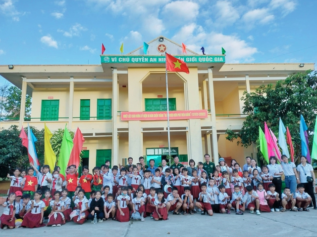 Học sinh Trường tiểu học Bế Văn Đàn (xã Pờ Y)