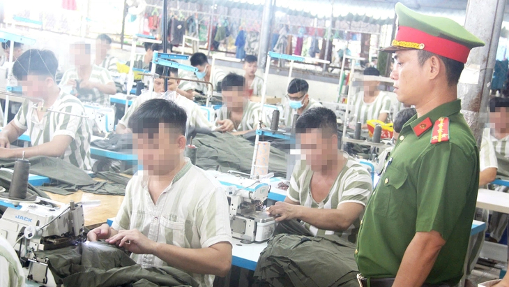 Phạm nhân được lao động, học nghề may tại Trại giam Phú Hòa