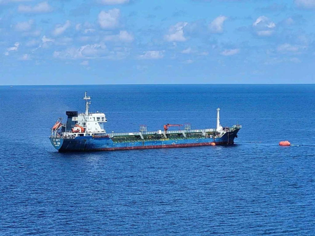 Tàu chở dầu cháy buồng máy ở gần Côn Đảo. Ảnh: Trung tâm Phối hợp tìm kiếm cứu nạn hàng hải Việt Nam