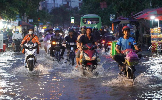 Áp thấp nhiệt đới đang hoạt động trên khu vực Biển Đông, Nam Bộ mưa dông mạnh.