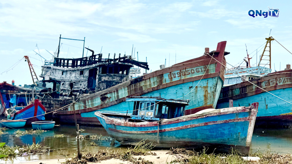 Nhiều tàu cá bị bỏ hoang đã hư hỏng nặng tại khu vực sông Bài Ca, xã Tịnh Khê.