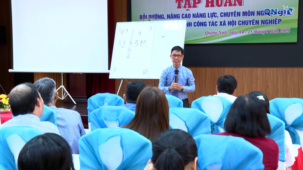 Lớp tập huấn do Thạc sĩ Mai Đức Vũ, chuyên gia tư vấn độc lập về công tác xã hội giảng dạy.