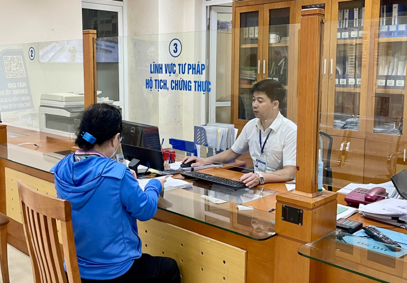 Người dân làm thủ tục hộ tịch tại bộ phận một cửa. 