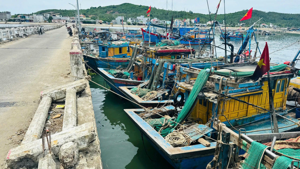 Tàu cá neo đậu vào cầu Thạnh Đức vốn đã xuống cấp