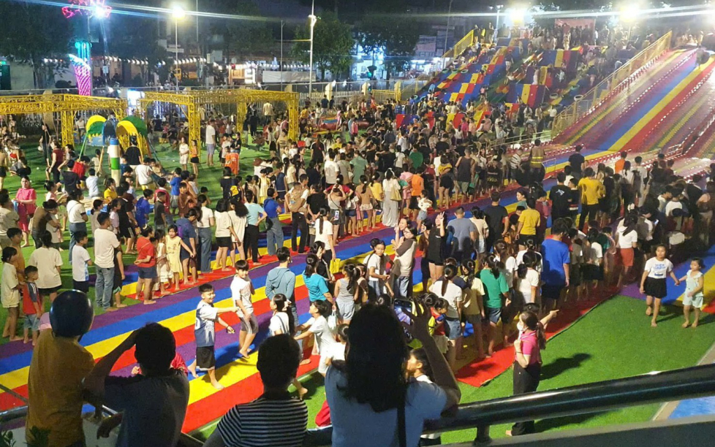 Rất đông người tham gia khu vui chơi Nhà văn hóa lao động tỉnh Quảng Ngãi