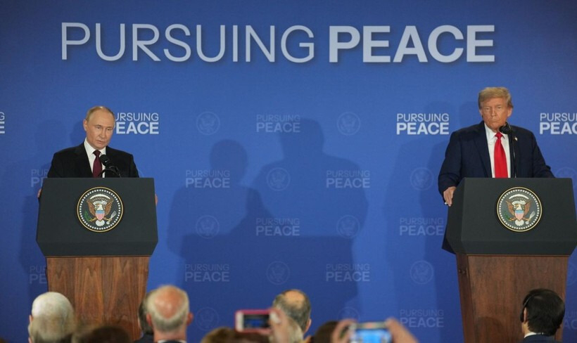 Tổng thống Mỹ Donald Trump (phải) và Tổng thống Nga Vladimir Putin trong cuộc họp báo chung tại Căn cứ Elmendorf-Richardson ở Anchorage, bang Alaska (Mỹ) ngày 15/8/2025