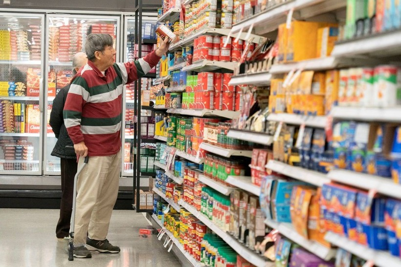 Người dân mua sắm tại siêu thị ở San Mateo, California, Mỹ. 