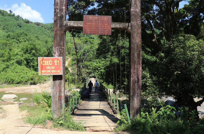 Cầu treo Hà Doi xuống cấp được chính quyền xã Thanh Bồng cắm biển cảnh báo.