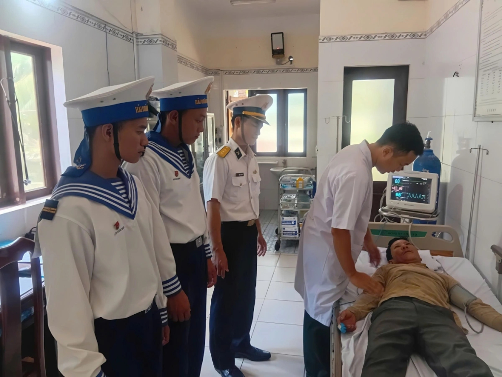 Ngư dân bị đột quỵ được đưa lên đảo Trường Sa cấp cứu