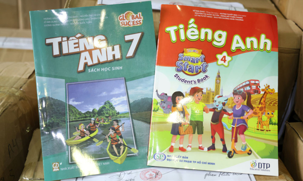 Hai sách giáo khoa môn Tiếng Anh giả bị thu giữ. Ảnh: Công an cung cấp