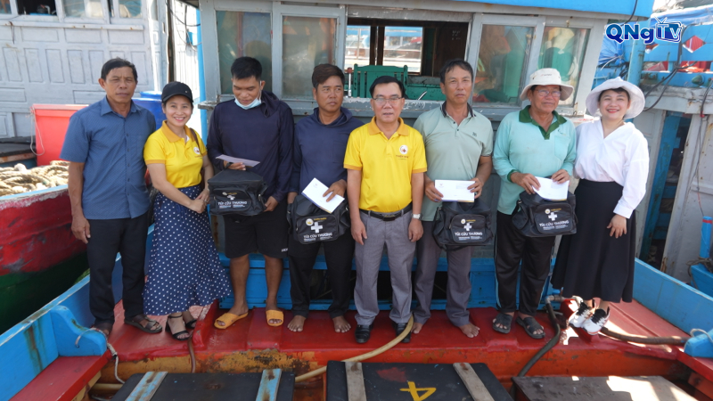 Bệnh viện Thiện Nhân tặng túi thuốc cho ngư dân Lý Sơn