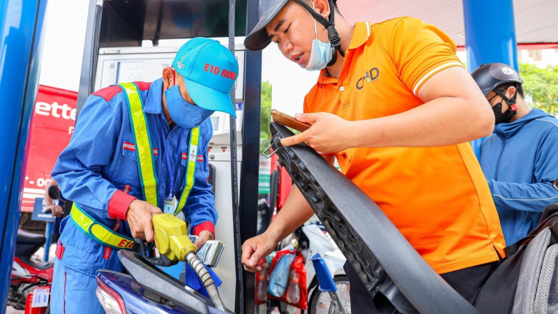 Gần 10.000 lít xăng E10 được tiêu thụ sau ngày đầu tiên bán ở Hà Nội, Hải Phòng 