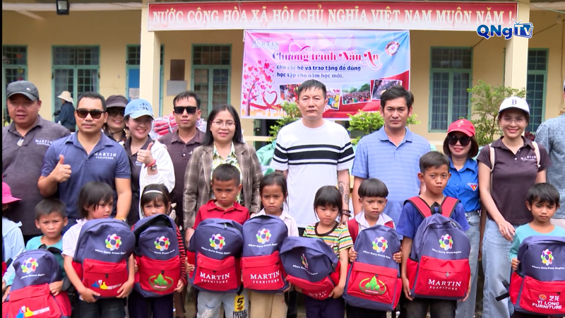 Trao tặng hơn 1.000 phần quà cho học sinh xã Đăk Tờ Kan