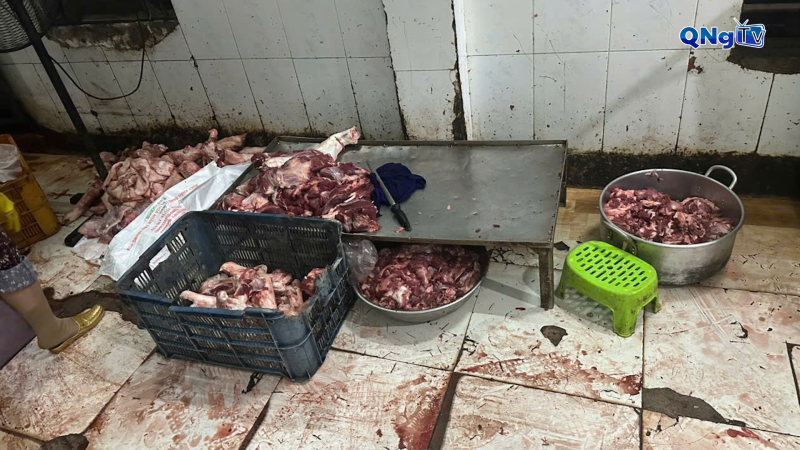 Quảng Ngãi phát hiện hơn 1 tấn heo không xuất xứ tại lò mổ trái phép giữa tâm dịch
