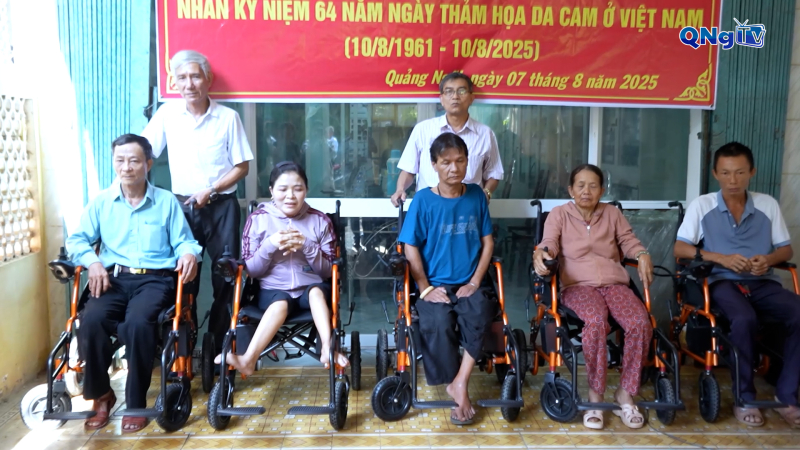 Trao tặng xe lăn cho nạn nhân chất độc da cam